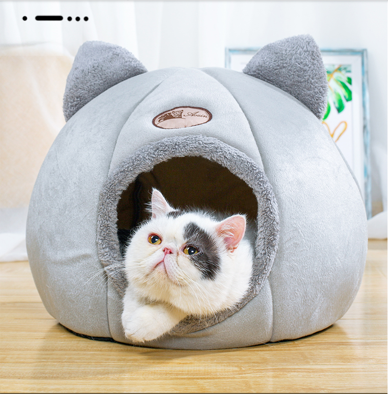 Cat kennel keeps warm in winter