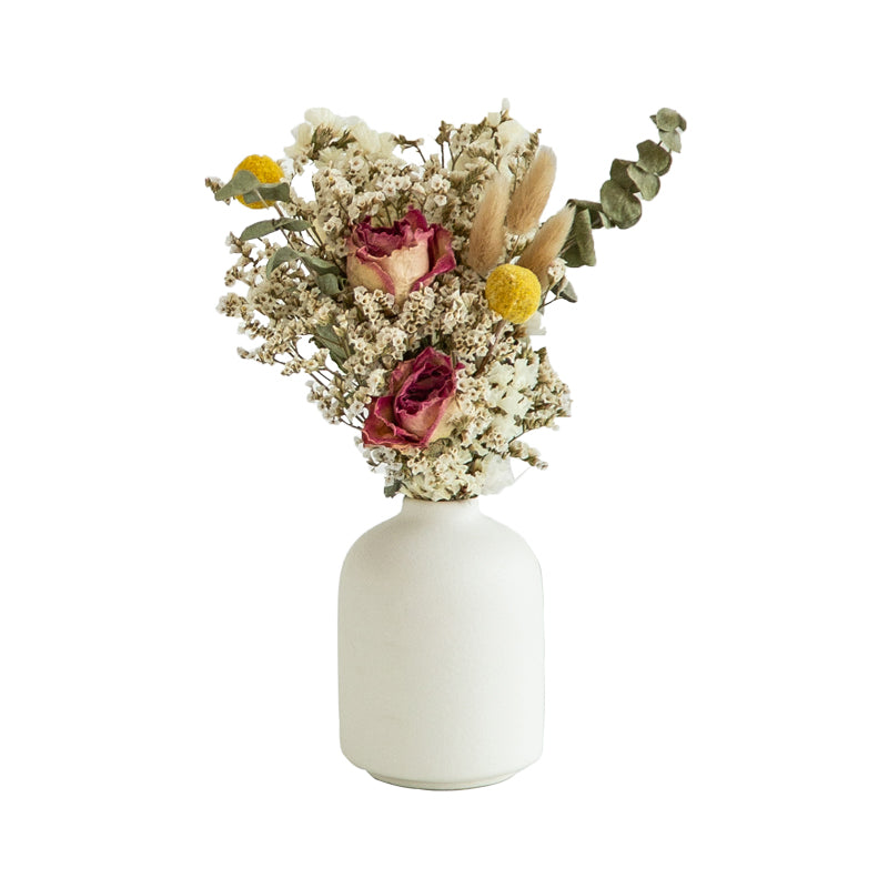 Creative simplicity of dry flower vase on INS desktop